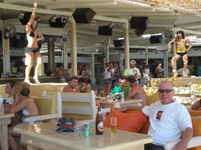 Mark enjoying a beer in ’Paradise’ in Mykonos © Yacht Balvenie
